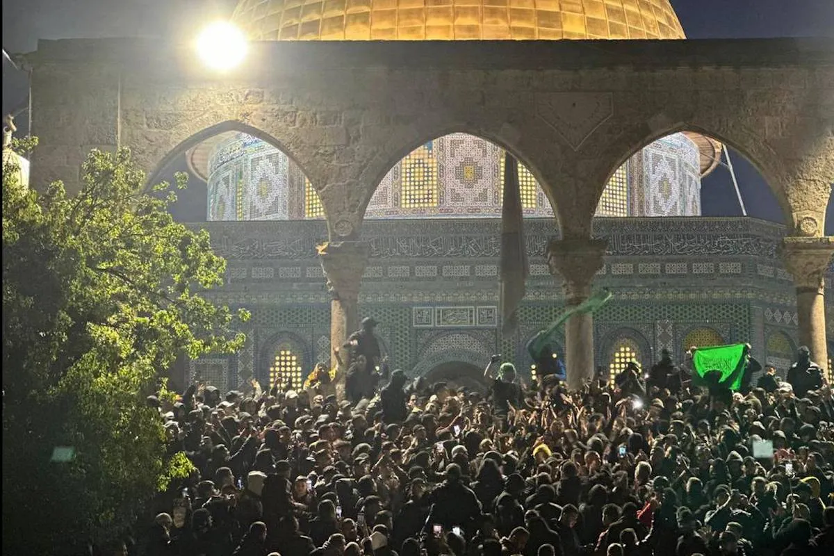 Fiéis palestinos chegam de madrugada aos portões de Al-Aqsa, em Jerusalém ocupada; espera-se que o número de fiéis exceda cem mil pessoas para o fim do Ramadã
