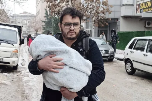 Tim e seu filho após segundo terremoto em Gaziantep, na Turquia, em 6 de fevereiro de 2023 [Tim al-Sioufi]