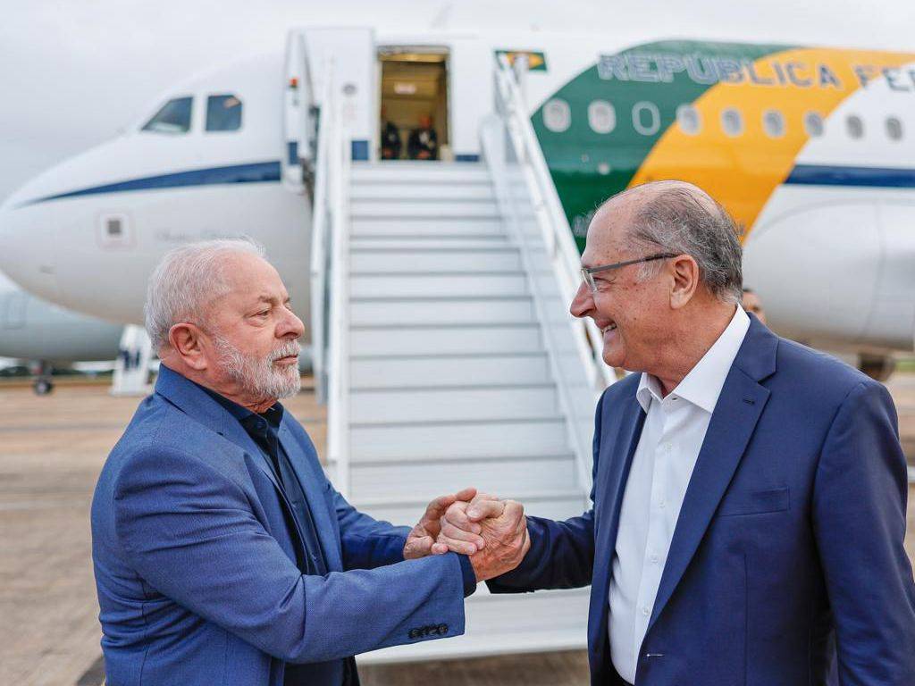 Brasília (DF), 11.04.2023 - O presidente Luiz Inácio Lula da Silva embarcou, nesta terça-feira (11), para uma viagem de dois dias à China e uma visita aos Emirados Árabes Unidos, no próximo sábado (15). Nesta manhã, Lula transmitiu o cargo ao vice-presidente Geraldo Alckmin, que o acompanhou até a Base Aérea de Brasília. [Ricardo Stuckert/PR]