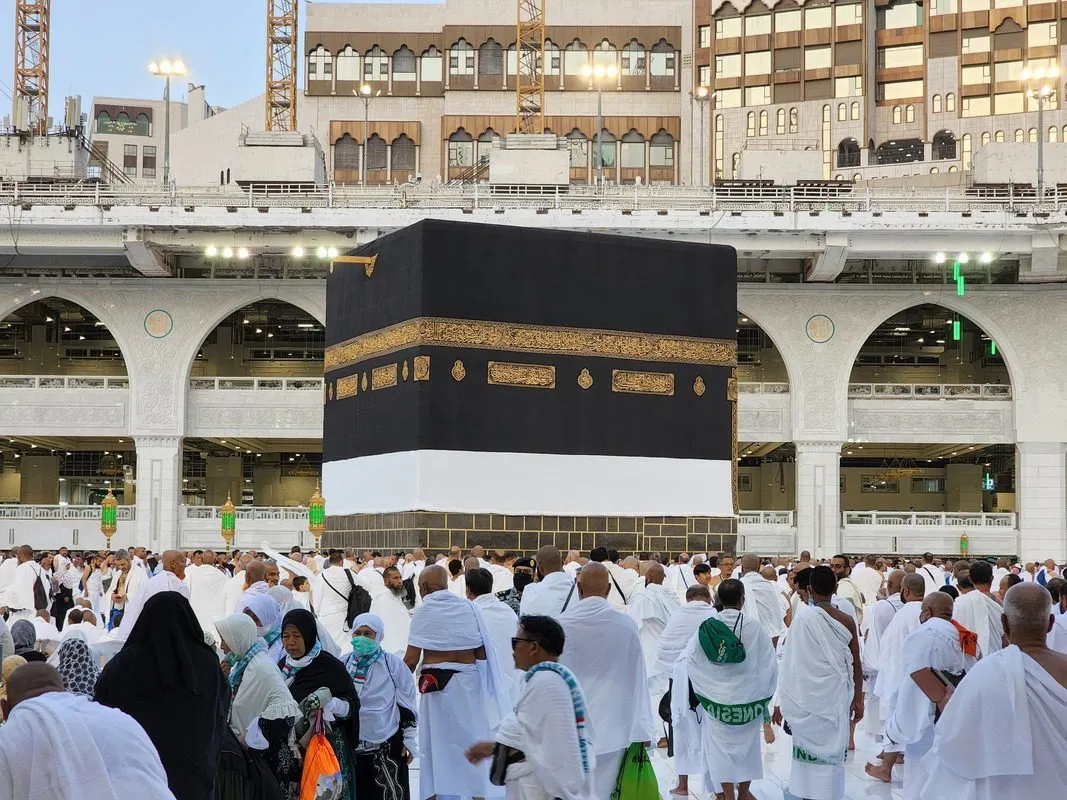 Muçulmanos visitam Meca para a peregrinação (Hajj), na Arábia Saudita, em 22 de junho de 2022 [Ashraf Amra/Agência Anadolu]
