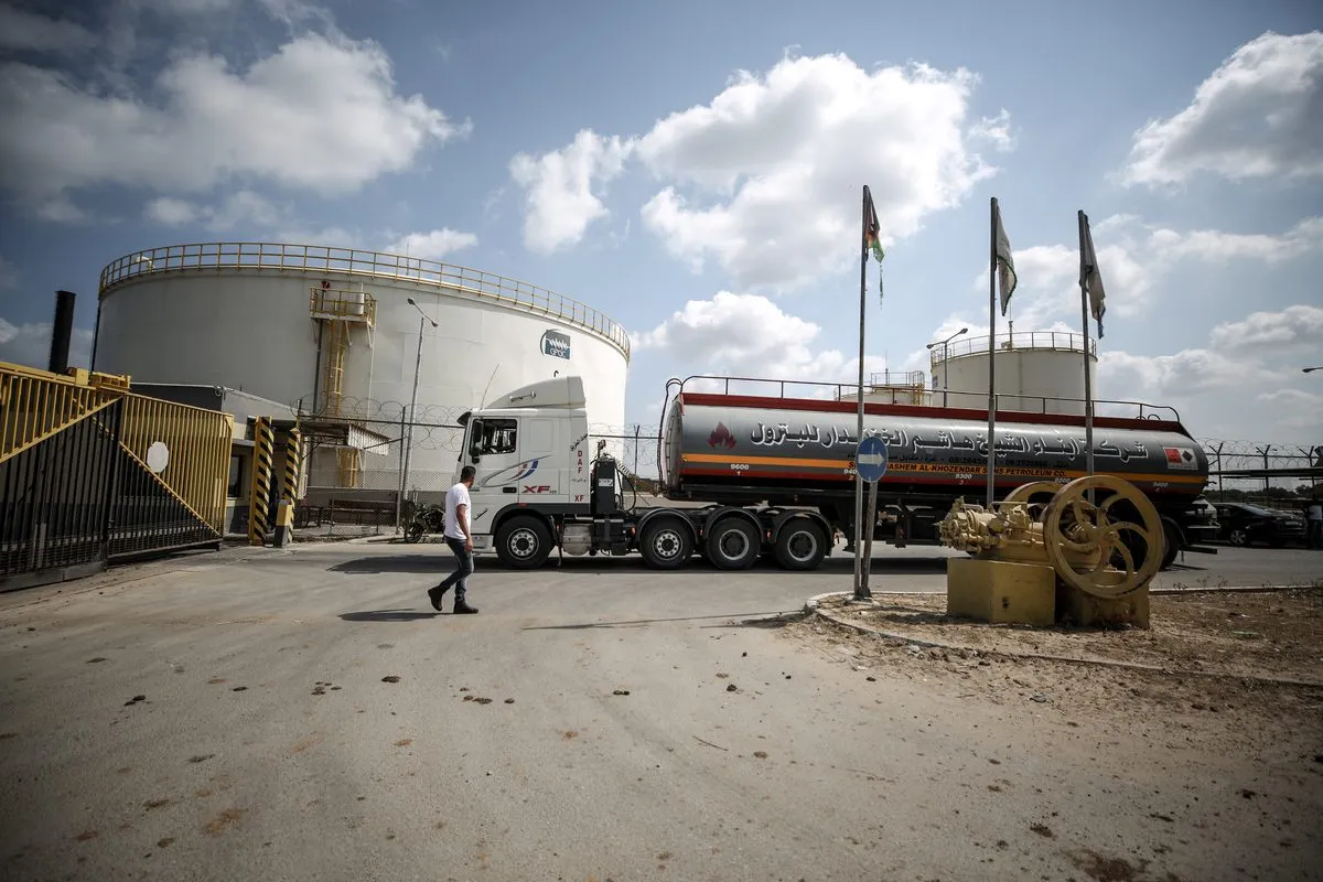 Um caminhão de combustível é visto em frente à única estação de energia de Gaza após o cessar-fogo de Israel com o Movimento da Jihad Islâmica na cidade de Gaza, Gaza, em 08 de agosto de 2022 [Ali Jadallah - Agência Anadolu]

