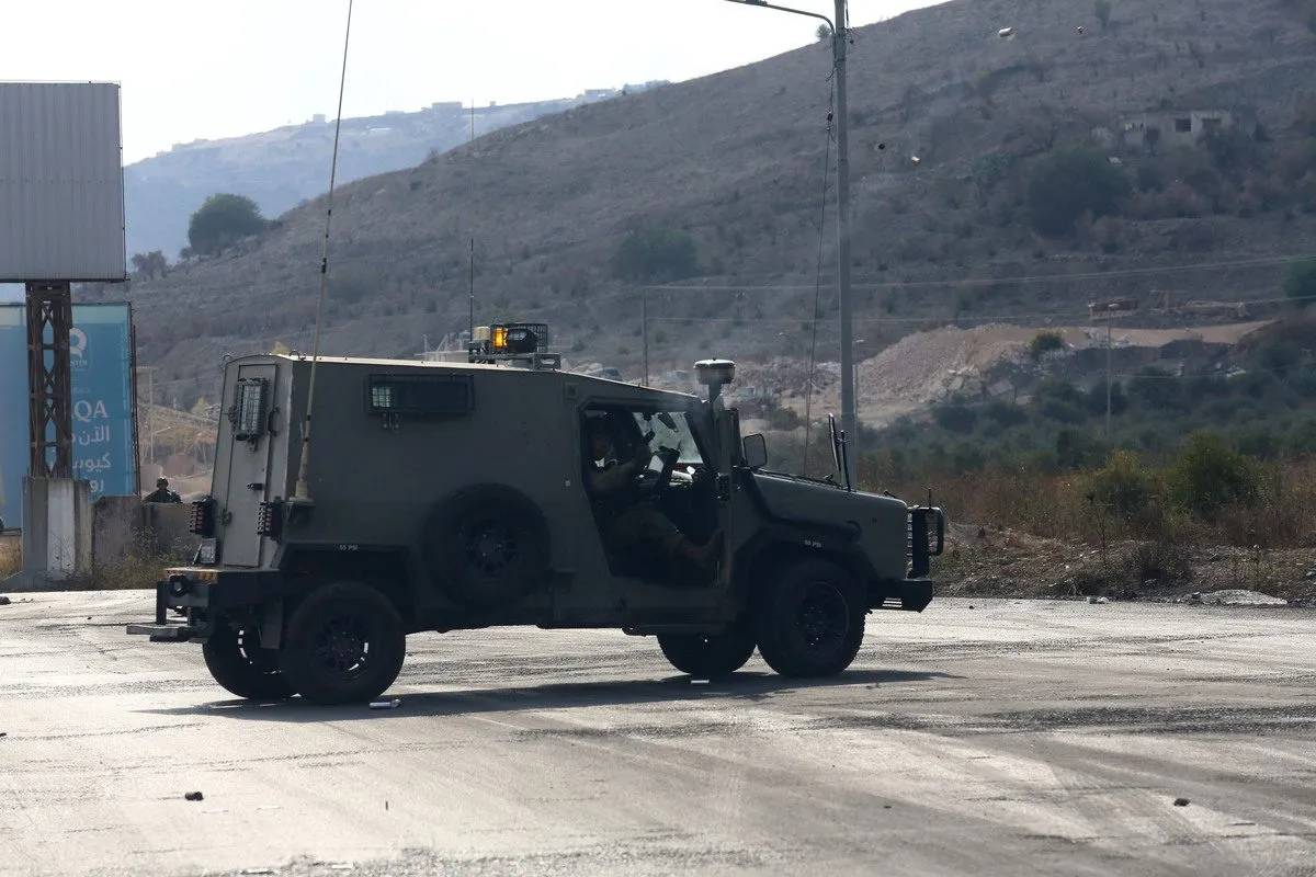 Forças israelenses reprimem protesto palestino no checkpoint de Havvara em Nablus, na Cisjordânia ocupada, em 21 de outubro de 2022 [Nedal Eshtayah/Agência Anadolu]
