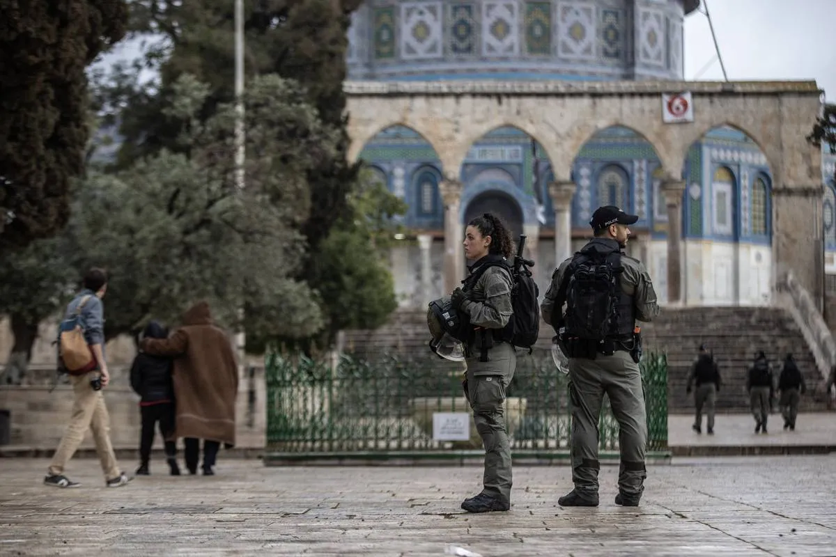 Polícia israelense toma medidas quando colonos judeus de extrema direita invadem o pátio da Mesquita de Al-Aqsa em Jerusalém Oriental em 11 de abril de 2023 [Mostafa Alkharouf/Agência Anadolu]
