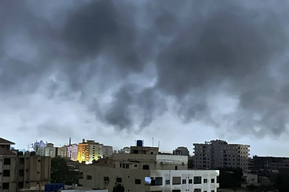 Confrontos entre as Forças Armadas do Sudão e as Forças de Suporte Rápido na capital Cartum, em 30 de abril de 2023 [Ömer Erdem/Agência Anadolu]
