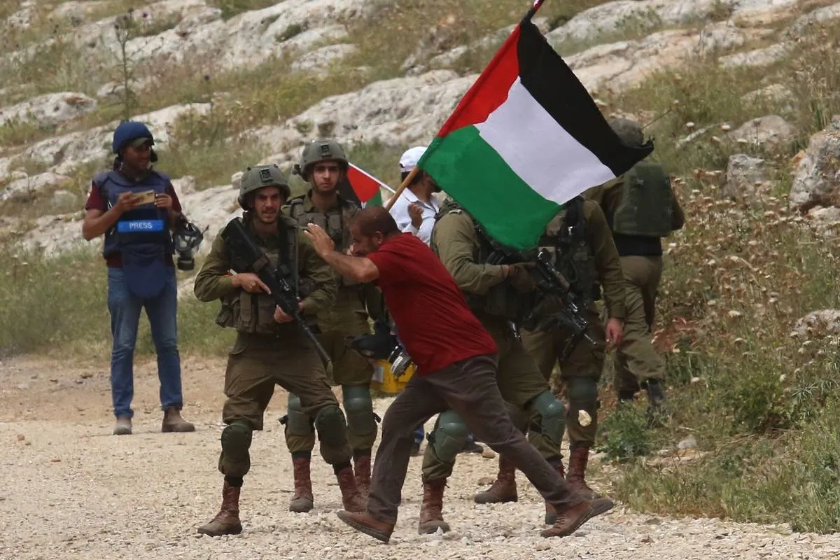 Polícia israelense reprime palestinos que protestam contra assentamentos ilegais nos arredores da aldeia de Beit Dajan, em Nablus, na Cisjordânia ocupada, em 5 de maio de 2023 [Nedal Eshtayah/Agência Anadolu]
