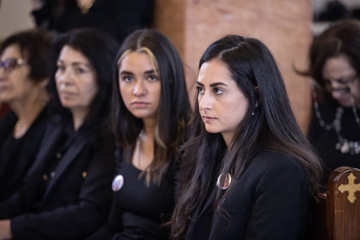 Lina Abu Akleh (à direita), sobrinha de Shireen Abu Akleh, jornalista da Al Jazeera assassinada por Israel, durante uma missa em memória de sua tia na Igreja Allika, em Beit Hanina, na cidade ocupada de Jerusalém, em 7 de maio de 2023 [Mostafa Alkharouf/Agência Anadolu]
