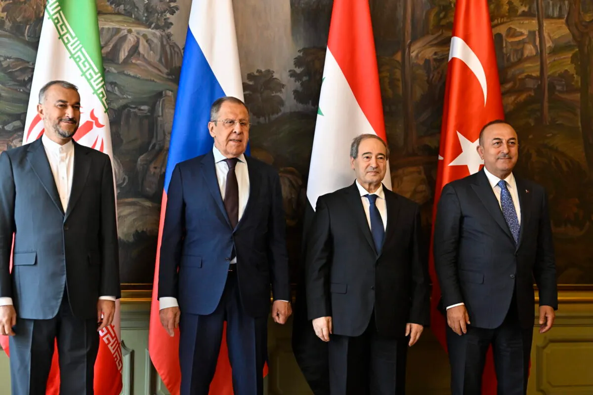 Da esquerda para a direita: Amir Abdollahian (Irã), Faisal Mikdad (Síria), Sergey Lavrov (Rússia) e Mevlut Cavusoglu (Turquia), durante encontro dos chanceleres dos quatro países em Moscou, em 10 de maio de 2023 [Sefa Karacan/Agência Anadolu]
