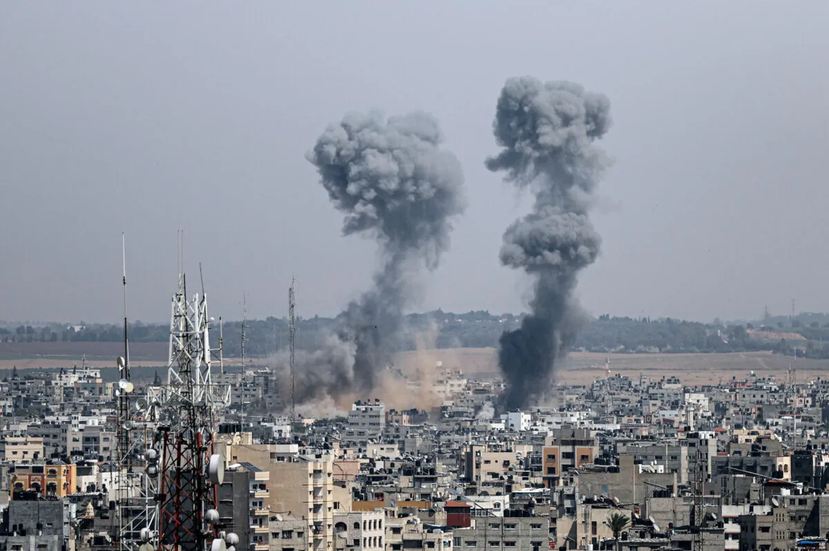 Ondas de fumaça depois que Israel lançou ataques aéreos contra um local do grupo Jihad Islâmica na Cidade de Gaza, Gaza, em 10 de maio de 2023 [Mustafa Hassona/Agência Anadolu] 
