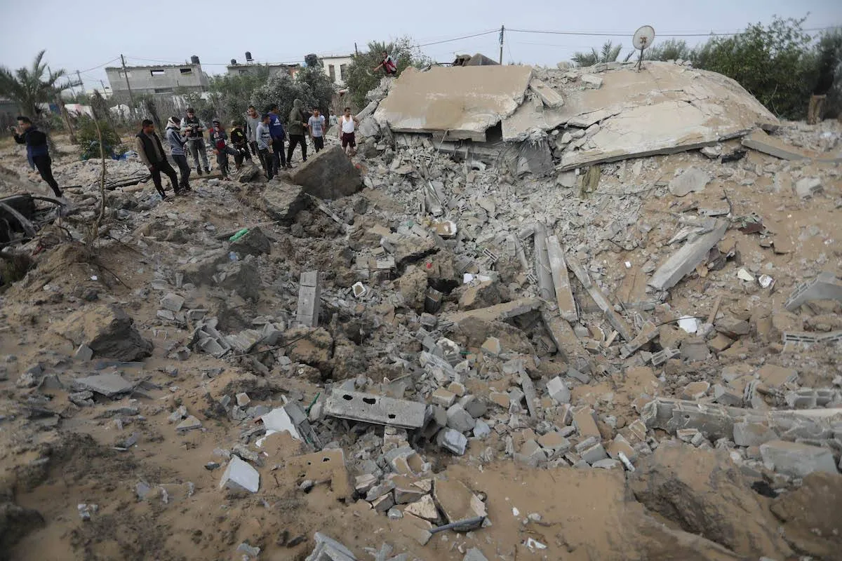 Escombros de um prédio residencial pertencente à família al-Aga após bombardeios de Israel a Khan Yunis, na Faixa de Gaza sitiada, em 11 de maio de 2023 [Ashraf Amra/Agência Anadolu]
