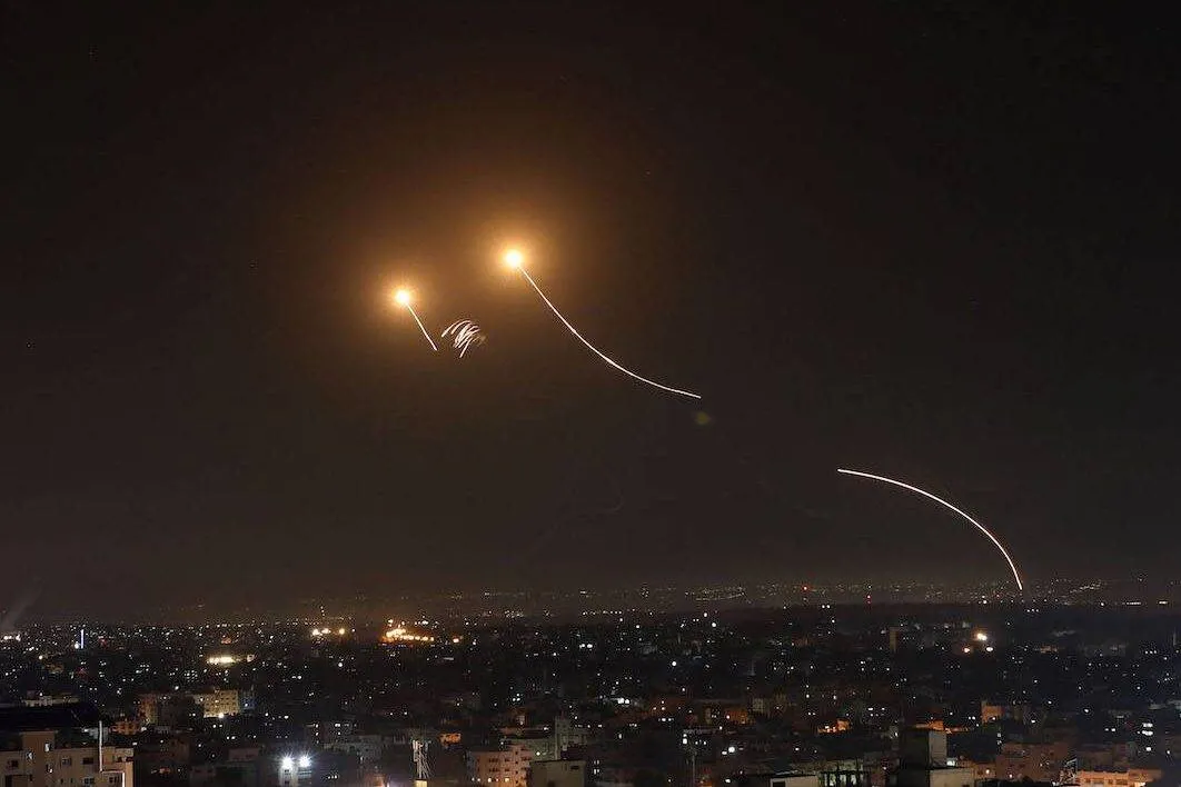 Grupos da resistência palestina respondem com foguetes em direção a Israel, após quatro dias de bombardeios do exército da ocupação contra a Faixa de Gaza sitiada, em 11 de maio de 2023 [Mustafa Hassona/Agência Anadolu]
