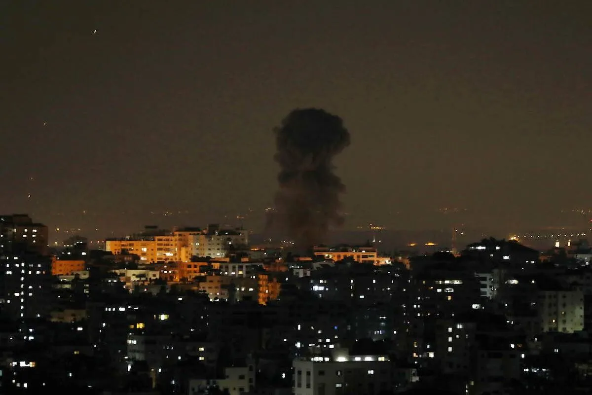 Bombardeios israelenses em Gaza, em 11 de maio de 2023 [Ashraf Amra/Agência Anadolu]
