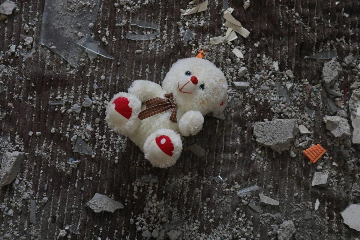 Urso de pelúcia nos escombros de um prédio após bombardeios israelenses contra Gaza, em 14 de maio de 2023 [Ashraf Amra/Agência Anadolu]