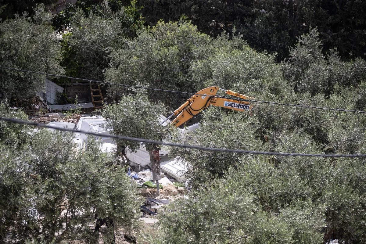 Forças israelenses demolem prédio palestino no bairro de Jabel Mukaber, em Jerusalém ocupada, em 24 de maio de 2023 [Mostafa Alkharouf/Agência Anadolu]
