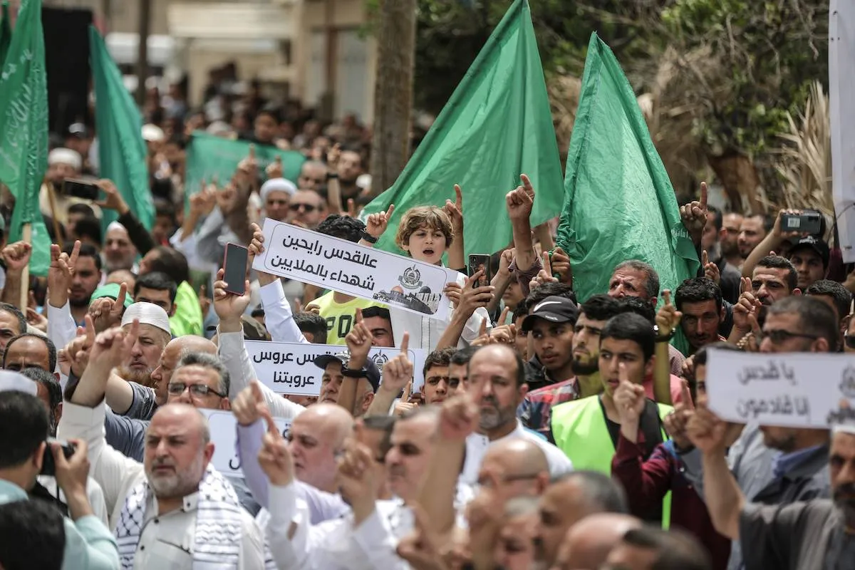 Palestinos se reúnem para protestar contra ataques e violações de israelenses de extrema direita após a oração de sexta-feira em Khan Yunis, Gaza, em 26 de maio de 2023. [Ali Jadallah/Agência Anadolu]
