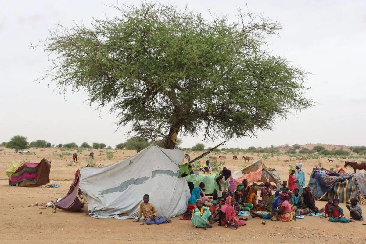 Refugiados sudaneses que cruzaram para o Chade se reúnem ao lado de um abrigo improvisado em um acampamento em Koufroun, perto de Echbara, em 1º de maio de 2023 [Gueipeur Denis Sassou/AFP via Getty Images]