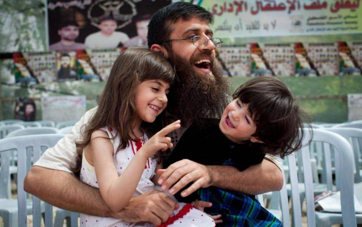 Khader Adnan brinca com as filhas no vilarejo de Arraba, perto de Jenin, após sair da prisão em abril de 2012 (Oren Ziv/MEE)
