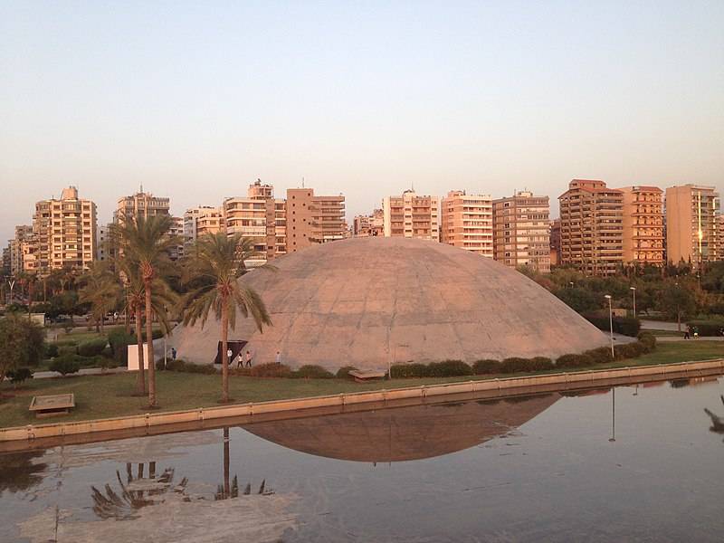A cúpula de concreto do teatro experimental da Feira Internacional Rashid Karami em Trípoli, Líbano, projetada em 1962 pelo famoso arquiteto brasileiro Oscar Niemeyer, mas nunca concluída. Fotografado em outubro de 2018 durante a exposição de arte contemporânea "CYCLES OF COLLAPSING PROGRESS". [Roman Deckert]
