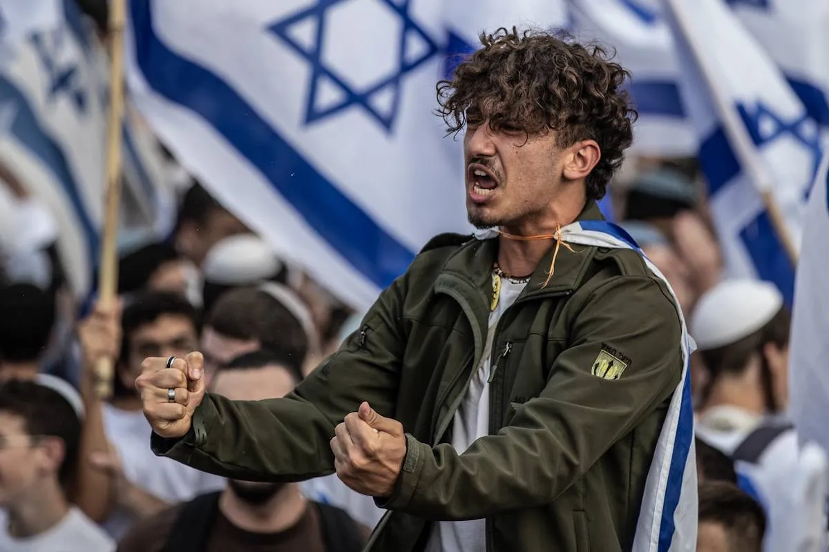 O racismo aberto da Marcha da Bandeira, manifestação colonial israelense, atraiu repúdio até mesmo do Departamento de Estado dos EUA, além de Turquia, Egito, Emirados e Jordânia
