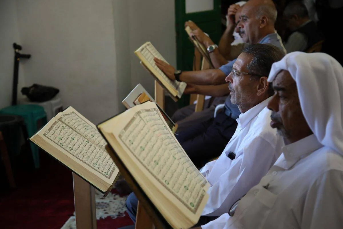 Muçulmanos recitam o Alcorão no complexo de Al-Aqsa, em Jerusalém, 11 de setembro de 2018 [Mostafa Alkharouf/Agência Anadolu]
