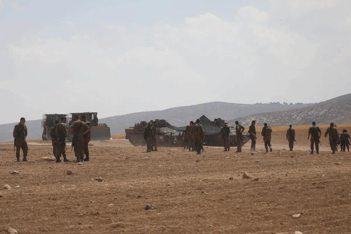 Exército israelense conduz operação militar em zonas residenciais de Masafer Yatta, no distrito de Hebron, na Cisjordânia ocupada, em 22 de junho de 2022 [Mamoun Wazwaz/Agência Anadolu]
