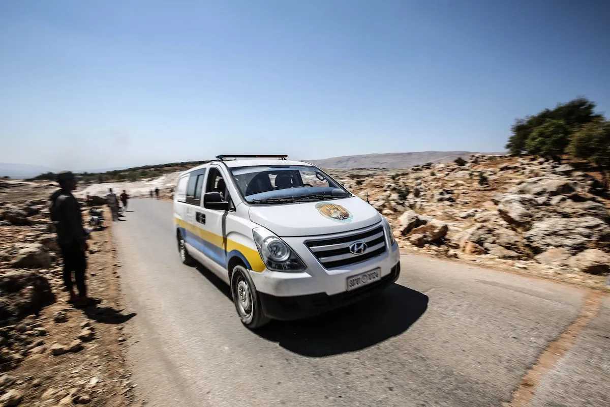 Uma ambulância é vista na vila de Hafserce em Idlib, Síria, em 08 de setembro de 2022 [Izzeddin Kasim/Agência Anadolu]
