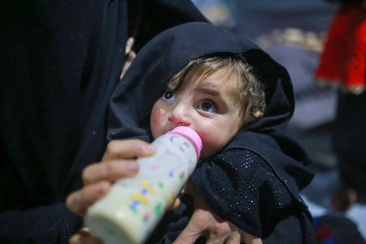 Bebê em uma tenda instalada para os sobreviventes do terremoto em Idlib, na Síria, em 13 de fevereiro de 2023 [Muhammed Said/Agência Anadolu]
