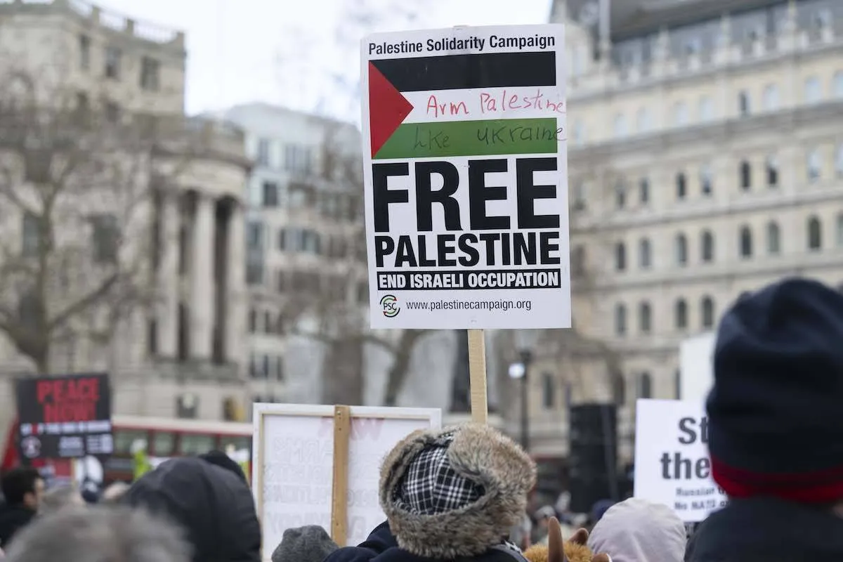 Cartaz de solidariedade ao povo palestino em meio a um protesto contra a invasão russa na Ucrânia, em frente à sede da rede BBC, em Londres, Reino Unido [Rasid Necati Aslim/Agência Anadolu]