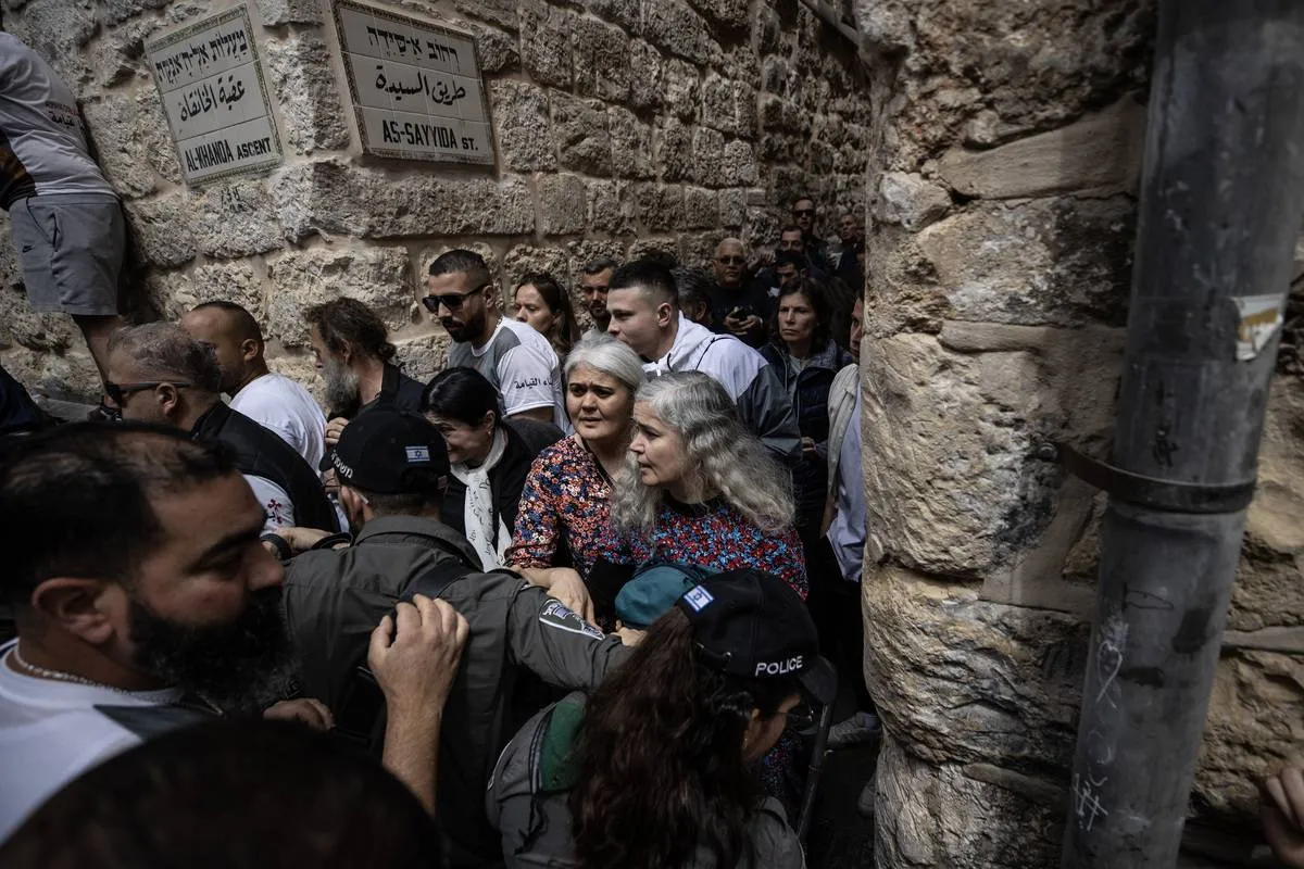 Forças israelenses bloqueiam acesso à Igreja do Santo Sepulcro em Jerusalém ocupada, em 15 de abril de 2023 [Mostafa Alkharouf/Agência Anadolu]
