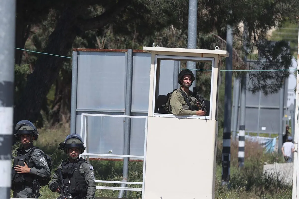 Soldados israelenses bloqueiam as estradas para Beit El depois que um colono judeu foi ferido devido a um tiro aberto de um carro que passava em Ramallah, Cisjordânia, em 25 de abril de 2023 [Issam Rimawi - Agência Anadolu]
