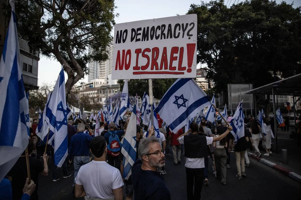 Protesto  na Praça Habima contra o governo do primeiro-ministro israelense Benjamin Netanyahu que restringem os poderes do judiciário na Rodovia Ayalon em Tel Aviv, Israel, em 06 de maio de 2023. [Mostafa Alkharouf /Agência Anadolu]
