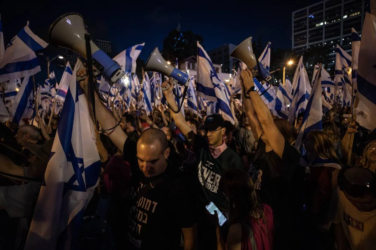 Protesto contra a reforma judicial do governo de Benjamin Netanyahu na cidade de Tel Aviv, 20 de maio de 2023 [Mostafa Alkharouf/Agência Anadolu]
