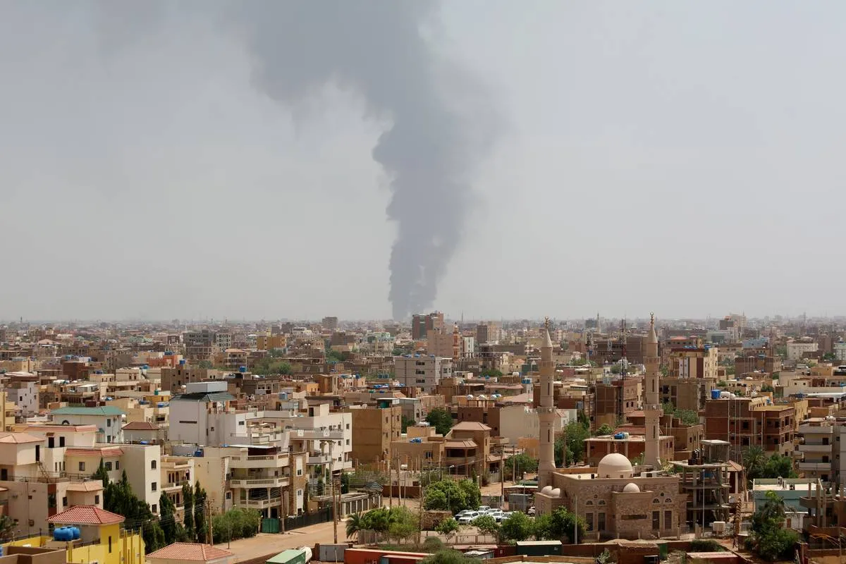 A fumaça sobe enquanto os confrontos entre as Forças Armadas Sudanesas e as Forças de Apoio Rápido (RSF) paramilitares continuam em Cartum, Sudão, em 09 de junho de 2023. [Stringer/Agência Anadolu]
