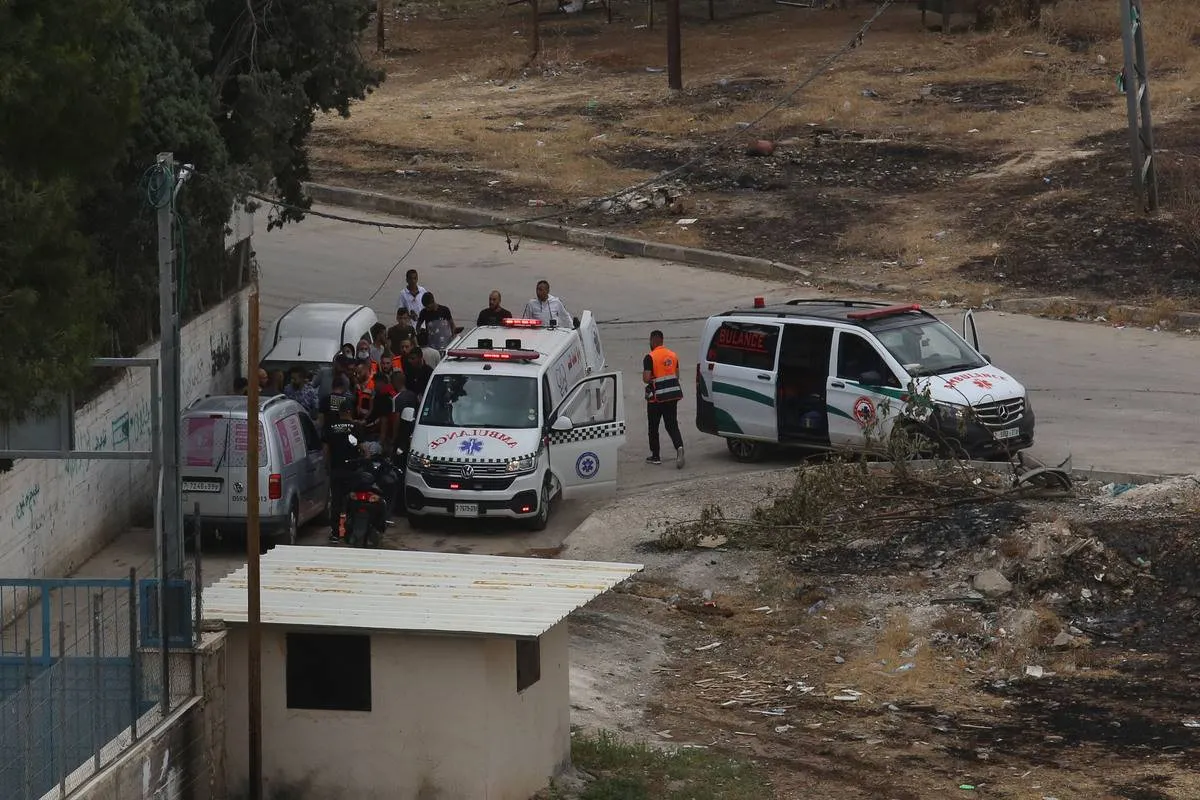 Ambulâncias resgatam palestinos feridos em Jenin, na Cisjordânia ocupada, em 19 de junho de 2023 [Nedal Eshtayah/Agência Anadolu]
