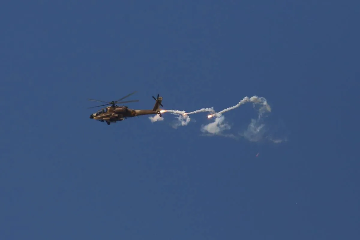 Helicóptero militar israelense dispara foguetes durante ataque a Jenin, na Cisjordânia ocupada, em 19 de junho de 2023 [Nedal Eshtayah/Agência Anadolu]
