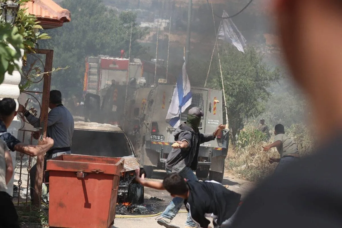 Colonos israelenses atacam palestinos em Ramallah, na Cisjordânia ocupada, em 21 de junho de 2023 [Issam Rimawi/Agência Anadolu]
