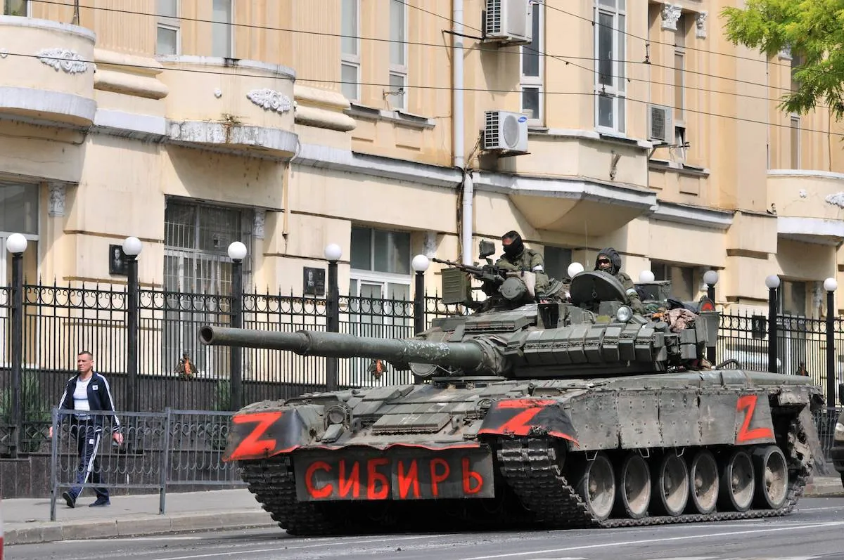 Tanques de guerra saem às ruas após combatentes do grupo Wagner tomarem controle do quartel de Rostov-on-Don, na Rússia, em 24 de junho de 2023 [Arkady Budnitsky/Agência Anadolu]
