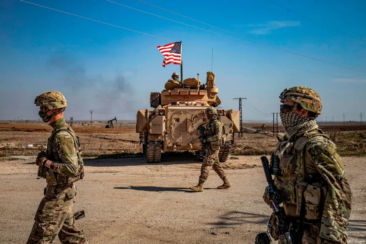 Soldados americanos caminham em patrulha pelos campos de petróleo de Suwaydiyah, na província de Hasakah, no nordeste da Síria, em 13 de fevereiro de 2021 [Delil Souleiman/AFP via Getty Images]
