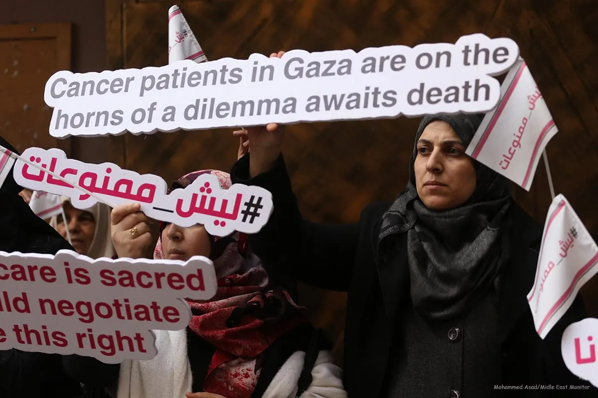 Pacientes com câncer participam de protesto para que possam viajar para receber tratamento, na Faixa de Gaza sitiada [Mohammed Asad/MEMO]