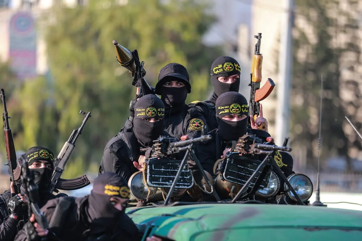 Membros das Brigadas al-Quds, braço armado do movimento de Jihad Islâmica, durante desfile na Cidade de Gaza, em 12 de novembro de 2020 [Mustafa Hassona/Agência Anadolu]
