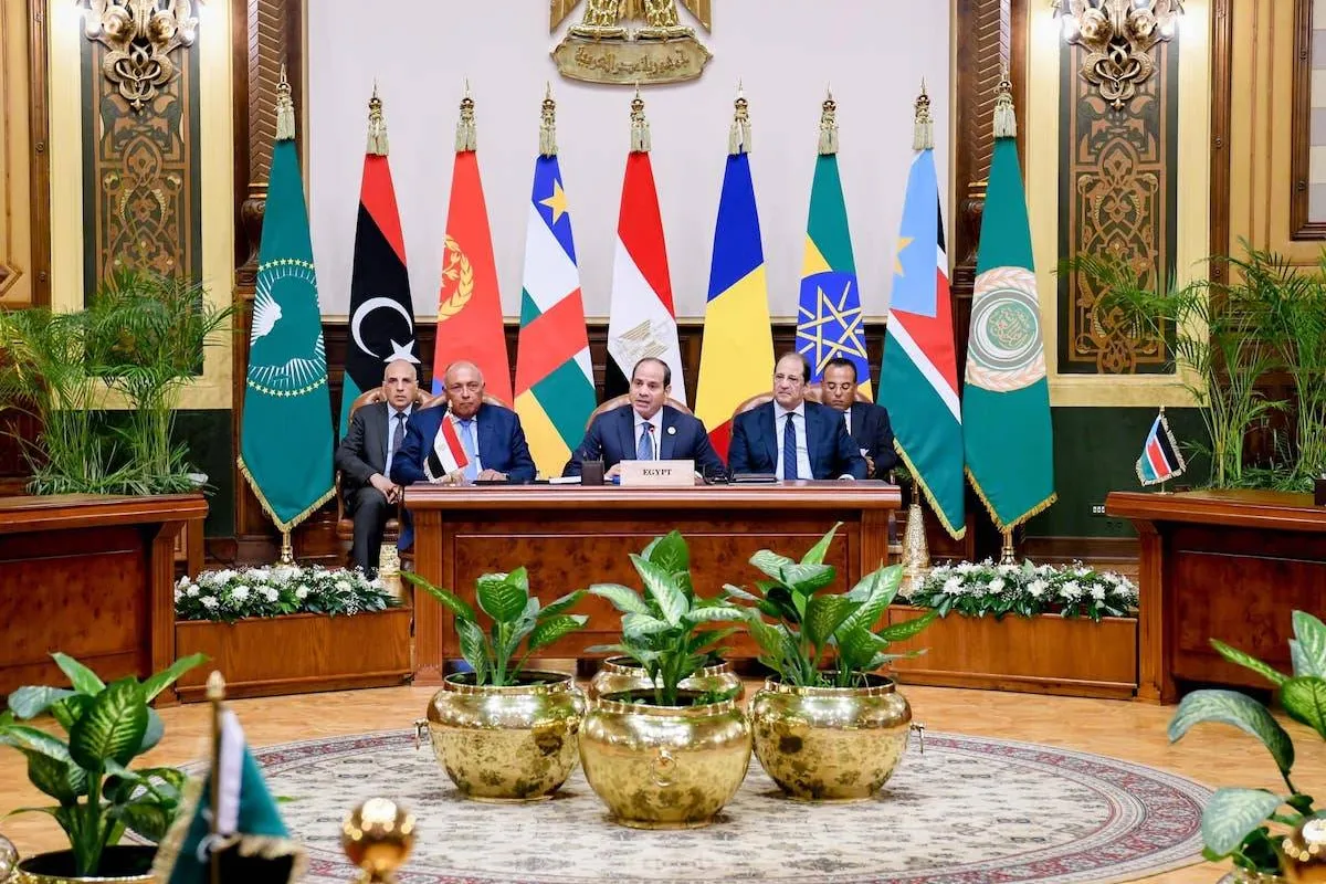 Presidente egípcio Abdel Fattah Al-Sisi (centro), presidente do Sudão do Sul Salva Kiir Mayardit (dir.), presidente do Conselho Presidencial da Líbia, Mohamed al-Menfi, primeiro-ministro etíope Abiy Ahmed Ali, secretário-geral da Liga Árabe Ahmed Aboul Gheit, Presidente da Eritreia Isaias Afewerki (esq.), Presidente da República Centro-Africana, Faustin-Archange Touadera, Presidente do Chade Mahamat Idriss Deby e Presidente da Comissão da União Africana (UA), Moussa Faki, participam da reunião "Cúpula dos países vizinhos do Sudão" no Cairo, Egito, em 13 de julho de 2023. [Presidência do Egito - Agência Anadolu]