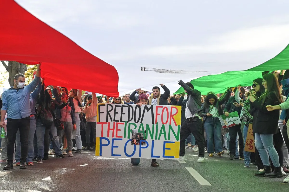 Protesto contra a morte de Mahsa Amini, em custódia da polícia de moralidade do Irã, em Paris, na França, em 25 de setembro de 2022 [Mustafa Yalcin/Agência Anadolu]