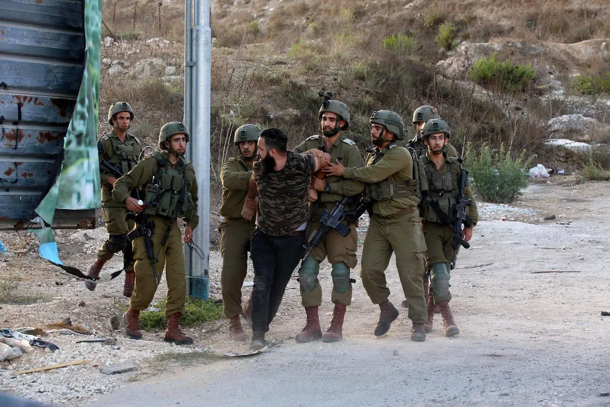 Forças israelenses prendem à força um homem palestino em Jenin, Cisjordânia, em 28 de setembro de 2022 [Nedal Eshtayah/Agência Anadolu]