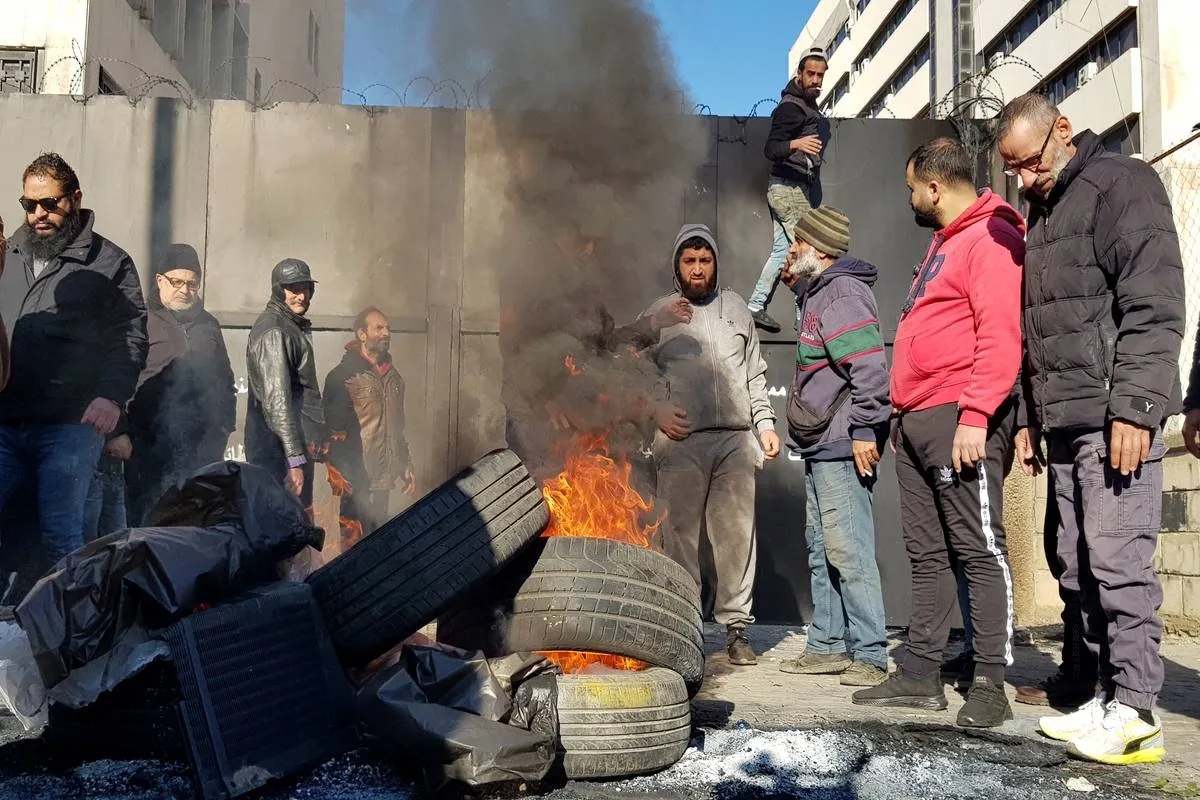 Palestinos de Masafer Yatta diante dos destroços de suas casas deixados por Israel [Mamoun Wazwaz /Agência Anadolu]
