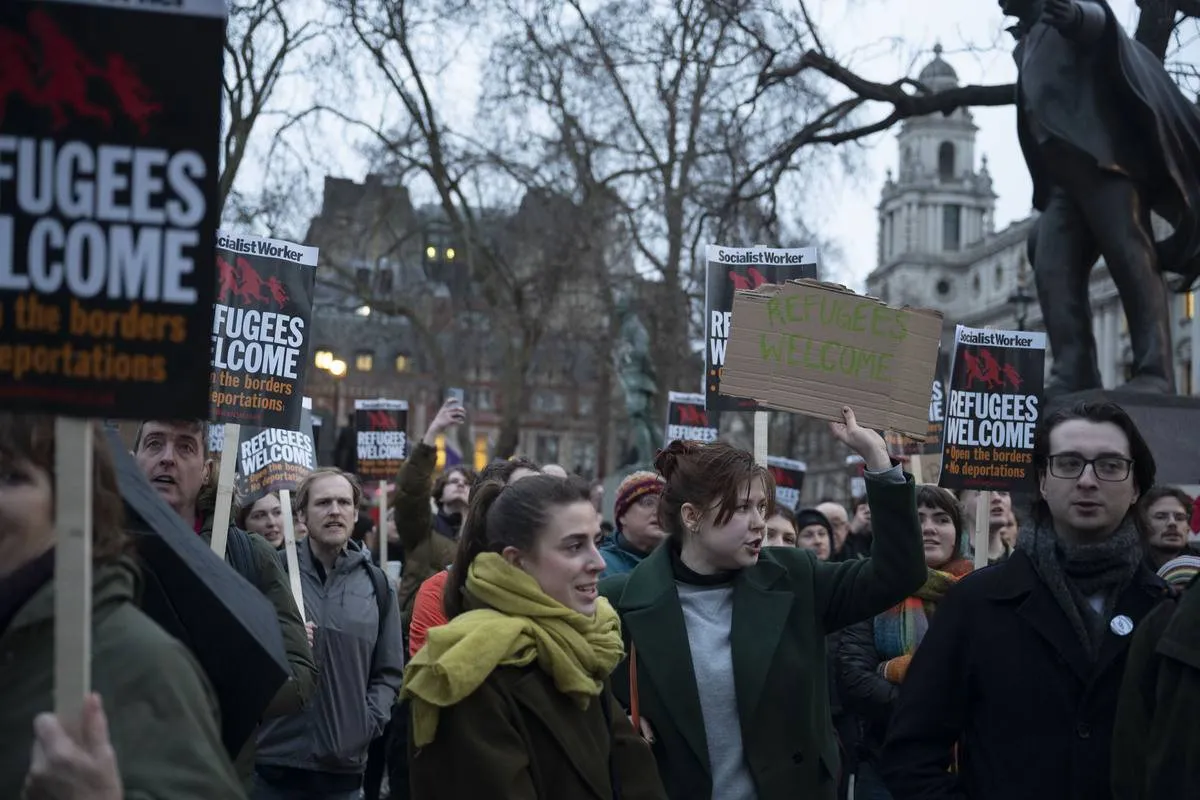 Protesto contra a lei de imigração do governo britânico, na Praça do Parlamento em Londres, em 13 de março de 2023 [Rasid Necati Aslim/Agência Anadolu]