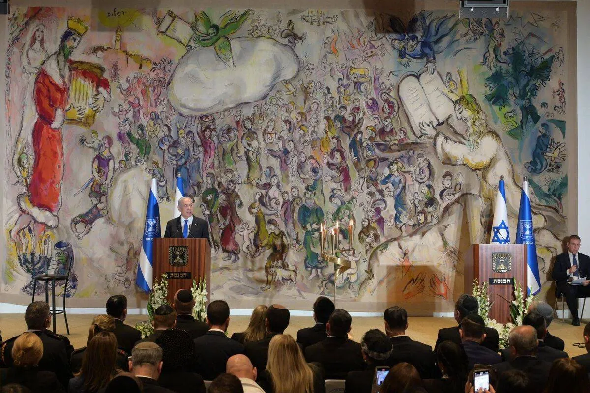 O primeiro-ministro israelense Benjamin Netanyahu (R) fala durante a cerimônia como parte do Dia da Memória do Holocausto anual no Hall of Remembrance no Museu do Holocausto Yad Vashem em Jerusalém em 17 de abril de 2023 [Amos Ben-Gershom (GPO) - Agência Anadolu]