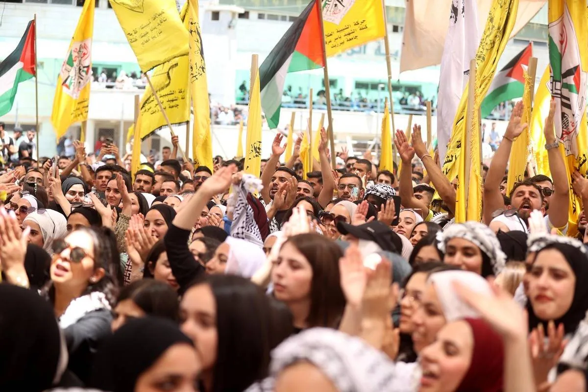 Estudantes da Universidade de Birzeit – incluindo membros do Hamas, do Fatah e da Frente Popular pela Libertação da Palestina – realizam debate antes das eleições do Conselho Estudantil, na cidade de Ramallah, na Cisjordânia ocupada, em 23 de maio de 2023 [Issam Rimawi/Agência Anadolu]