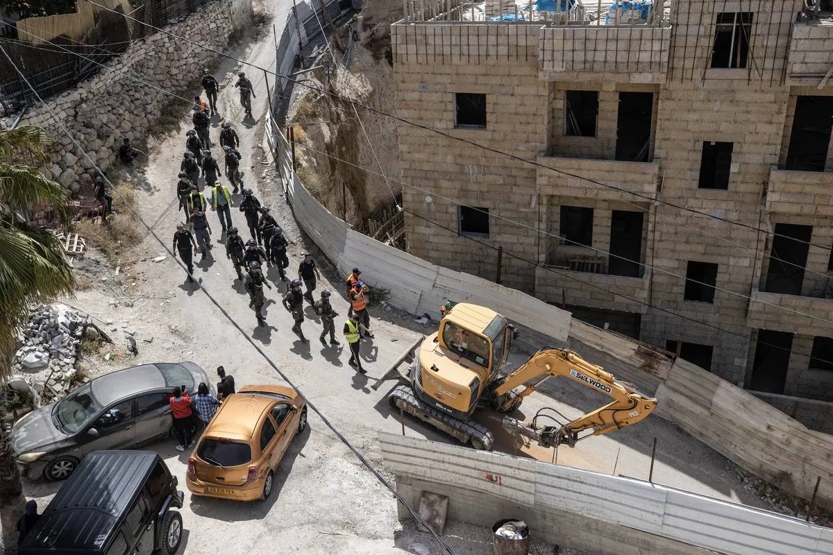 Forças da ocupação israelense demolem prédios palestinos no bairro de Jabel Mukaber, em Jerusalém Oriental [Mostafa Alkharouf/Agência Anadolu]
