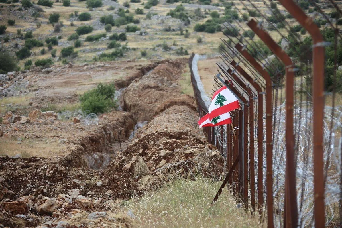 Trincheiras na fronteira de Kfachouba, entre Líbano e Israel, em 9 de junho de 2023 [Ramiz Dallah/Agência Anadolu]
