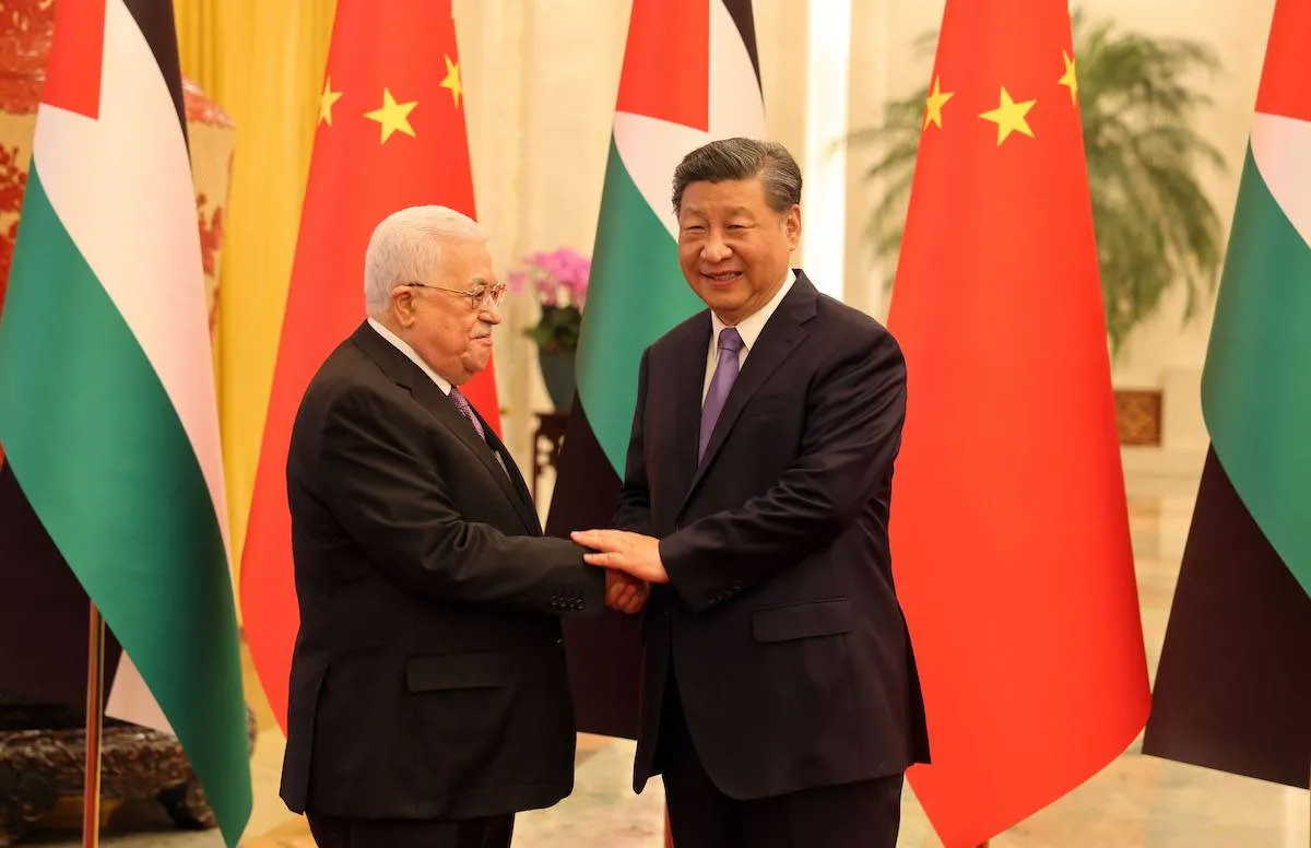 O presidente palestino Mahmoud Abbas se encontra com o presidente chinês Xi Jinping em Pequim, China, em 14 de junho de 2023. [Presidência palestina - Agência Anadolu]
