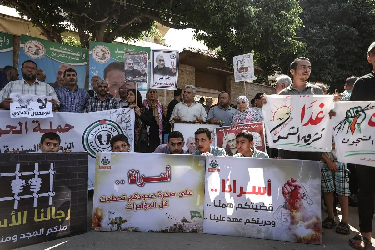 Protesto em apoio aos prisioneiros palestinos nas cadeias de Israel, na Cidade de Gaza, em 19 de junho de 2023 [Ali Jadallah/Agência Anadolu]